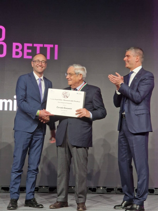 Corrado Giacomini ha ricevuto il prestigioso Premio Angelo Betti – Benemeriti della Vitivinicoltura